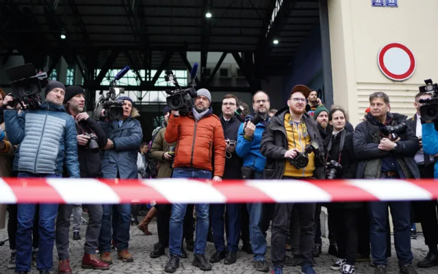 Začalo sčítání hlasů. Pavel dorazil do štábu za obrovského zájmu médií