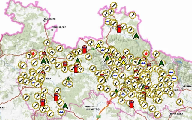 Popadané stromy zaměstnaly hasiče, domácnosti jsou bez proudu. Silný vítr zatím neustane
