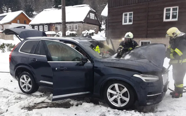 Popadané stromy zaměstnaly hasiče, domácnosti jsou bez proudu. Silný vítr zatím neustane