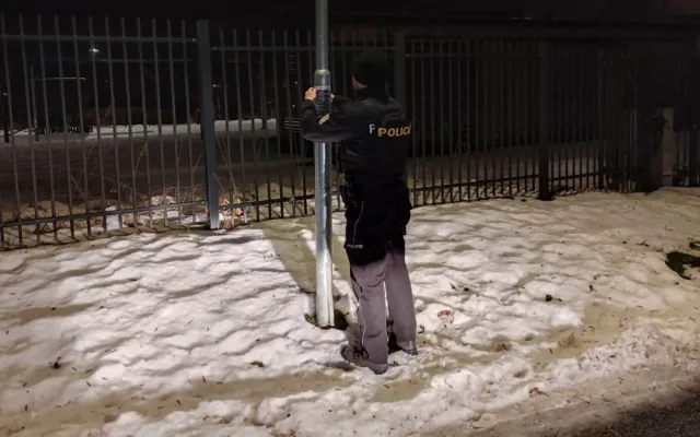 Policie prověřuje už tři případy otravy ve Vratislavicích. Rozmístila varovné letáky