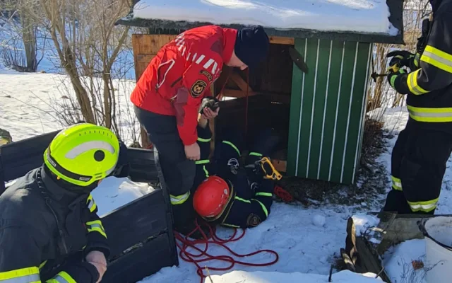 Kočka spadla do desetimetrové studny, zachránili ji hasiči lezci