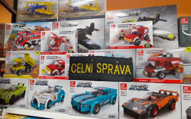 Celníci v Liberci, Jablonci i v dalších městech zabavili padělky Lega i plyšáků