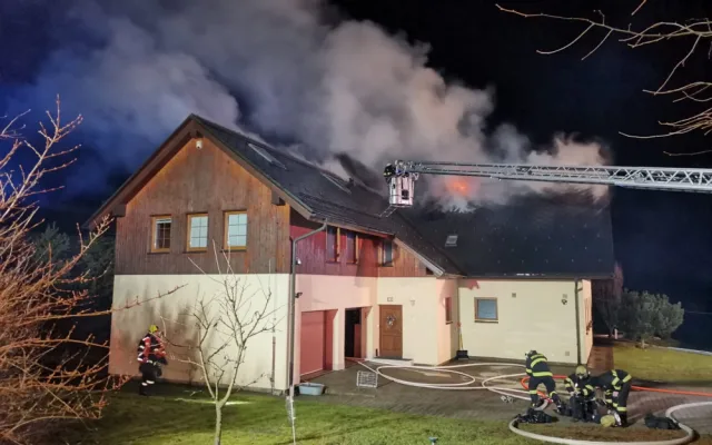V Rozstání hoří rodinný dům, na místě zasahuje 7 jednotek hasičů