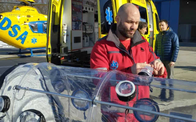 Liberečtí záchranáři mají speciálně vybavenou infekční sanitu pro převoz nakažlivých pacientů