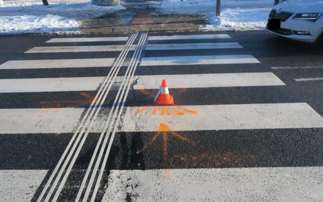 Sluncem oslněný řidič porazil mladíka na přechodu v centru Jablonce