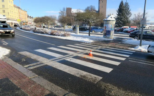 Sluncem oslněný řidič porazil mladíka na přechodu v centru Jablonce