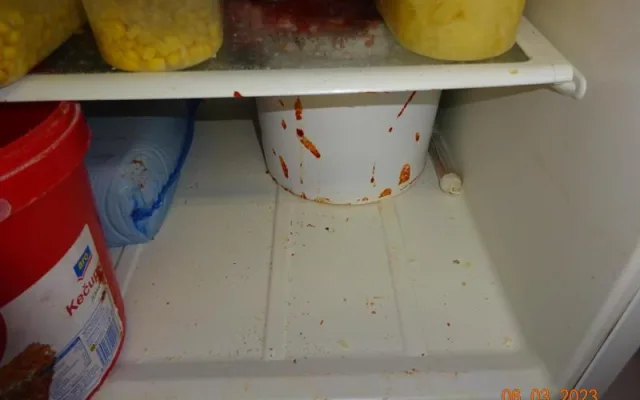 Chybějící teplá voda a špína. Potravinářská inspekce zavřela pizzerii v Chrastavě