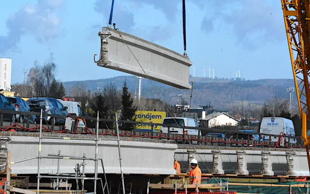 Práce na průtahu pokračují. Na mostě u bývalého Baumaxu už osazují nosníky
