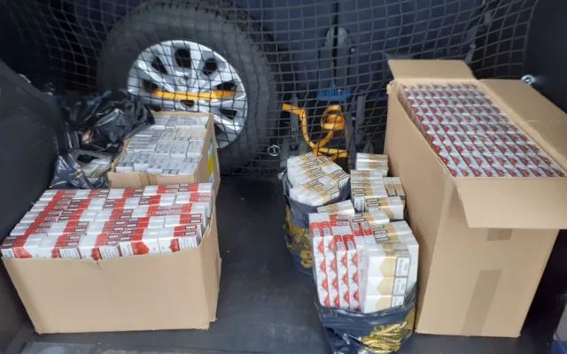 Celníci se zaměřili na pašování cigaret. Auto u Hrádku jimi bylo napěchované