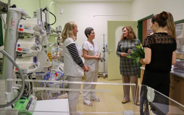 Studentky z Kateřinek našily desítky kusů povlečení pro libereckou neonatologii