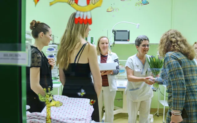 Studentky z Kateřinek našily desítky kusů povlečení pro libereckou neonatologii