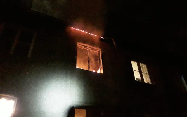 Na Keilově vrchu hořel byt v řadovce. Škoda na domě je jeden a půl milionu