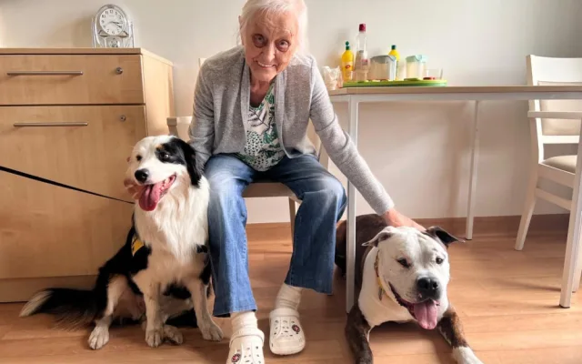 Dárečka a Annie senioři milují. Psi jsou pro ně kamarády i terapeuty