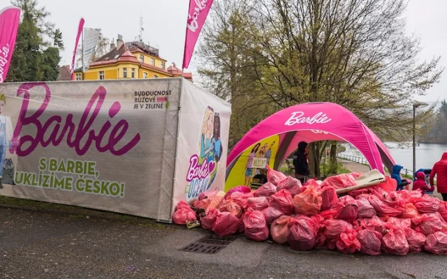 Barbie uklízí Liberec – sobotní úklidová akce v lesoparku Opičák