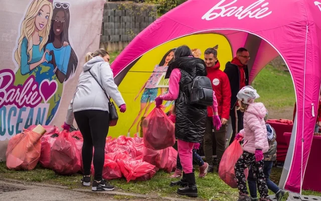 Barbie uklízí Liberec – sobotní úklidová akce v lesoparku Opičák