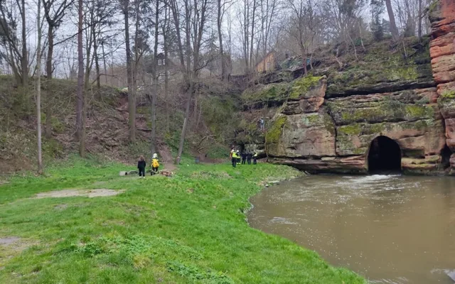 Děti uvízly na skále u Průrvy Ploučnice. Dolů jim pomohli hasiči