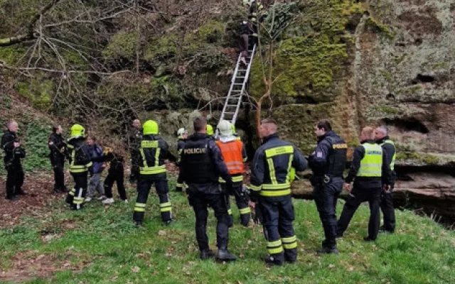 Děti uvízly na skále u Průrvy Ploučnice. Dolů jim pomohli hasiči