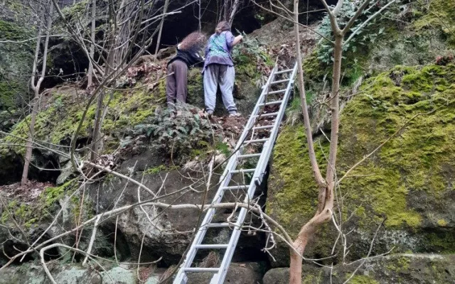 Děti uvízly na skále u Průrvy Ploučnice. Dolů jim pomohli hasiči