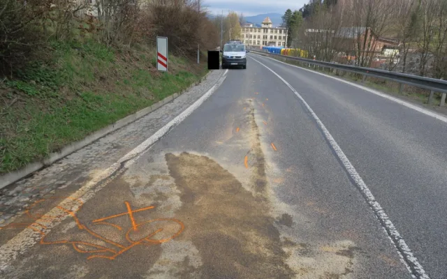 Motorkář nedokázal dobrzdit a narazil do auta před sebou. Nadýchal přes jedno promile