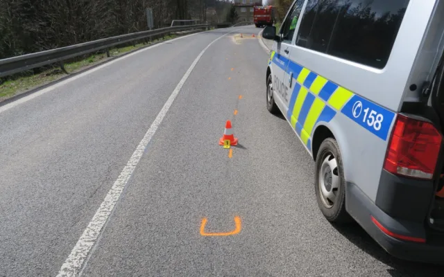 Motorkář nedokázal dobrzdit a narazil do auta před sebou. Nadýchal přes jedno promile