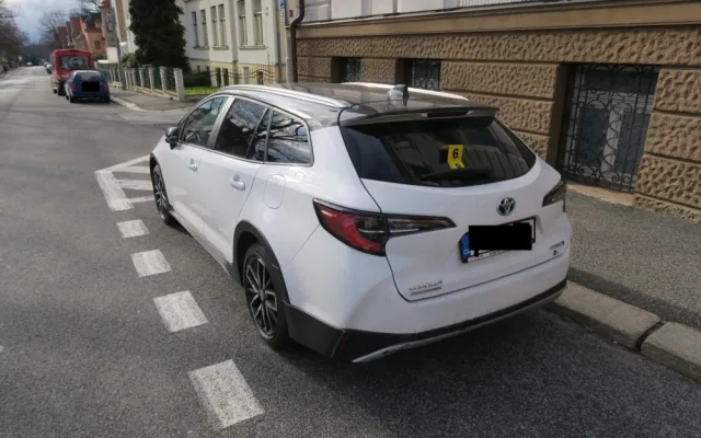 Motorkář nedokázal dobrzdit a narazil do auta před sebou. Nadýchal přes jedno promile