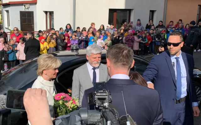 Prezident Petr Pavel s chotí zahajují návštěvu regionu v Novém Městě pod Smrkem.