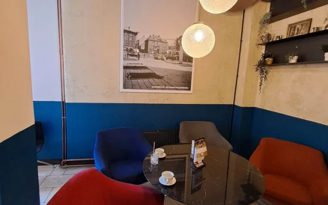 Industriální bar s výhledem na pulsující centrum vrátí hosty do minulosti