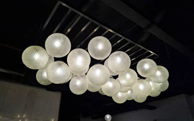 Industriální bar s výhledem na pulsující centrum vrátí hosty do minulosti