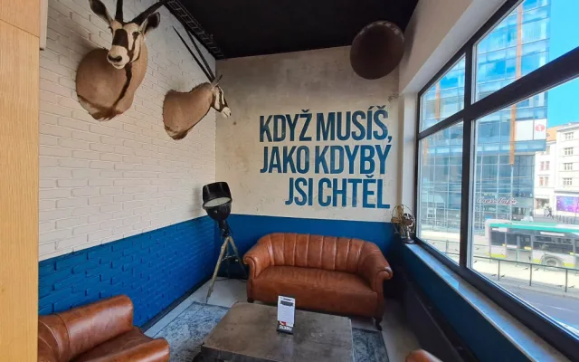 Industriální bar s výhledem na pulsující centrum vrátí hosty do minulosti