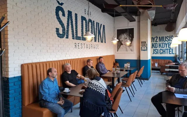 Industriální bar s výhledem na pulsující centrum vrátí hosty do minulosti