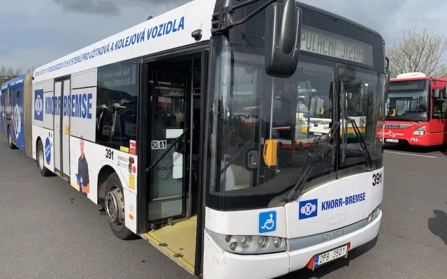 První v Česku. Systém hlídá slepý úhel, řidiče autobusu v Liberci upozorní na blížící se chodce a cyklisty