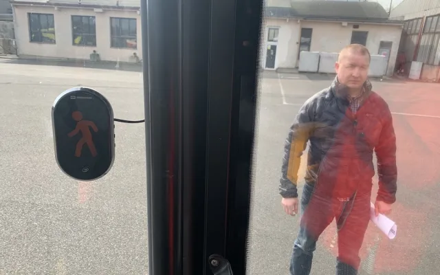 První v Česku. Systém hlídá slepý úhel, řidiče autobusu v Liberci upozorní na blížící se chodce a cyklisty