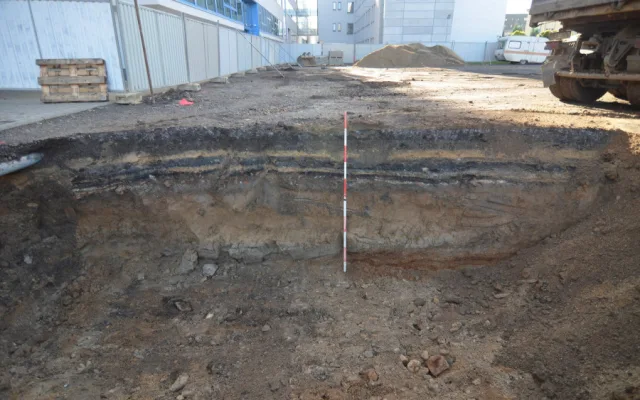 Archeologický průzkum v místě stavby parkovacího domu u krajského úřadu. Našli zbytky náhonu i kuthan