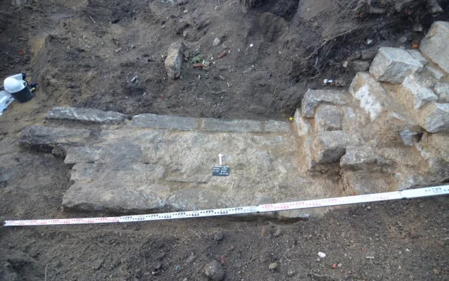 Archeologický průzkum v místě stavby parkovacího domu u krajského úřadu. Našli zbytky náhonu i kuthan