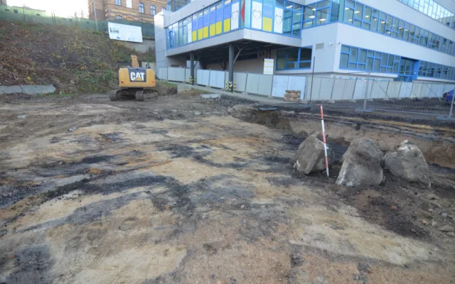 Archeologický průzkum v místě stavby parkovacího domu u krajského úřadu. Našli zbytky náhonu i kuthan