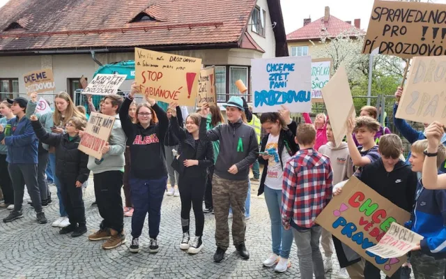 Demonstrace v Hodkovicích. Za odvolanou zástupkyni ředitelky se postavili rodiče i děti