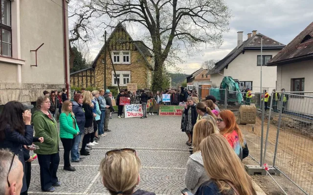 Demonstrace v Hodkovicích. Za odvolanou zástupkyni ředitelky se postavili rodiče i děti