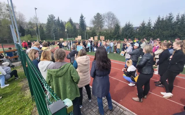 Demonstrace v Hodkovicích. Za odvolanou zástupkyni ředitelky se postavili rodiče i děti