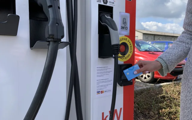 E.ON má ve Strakonicích první dobíječku elektromobilů, kde je možné platit kartou