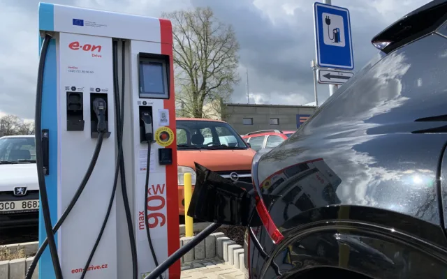 E.ON má ve Strakonicích první dobíječku elektromobilů, kde je možné platit kartou