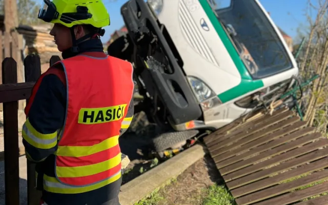 Bagr se zřítil z lávky do kolejiště, vyprostili ho drážní hasiči