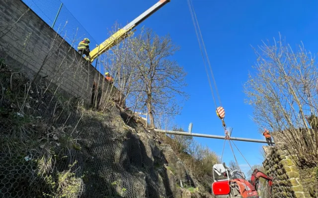 Bagr se zřítil z lávky do kolejiště, vyprostili ho drážní hasiči