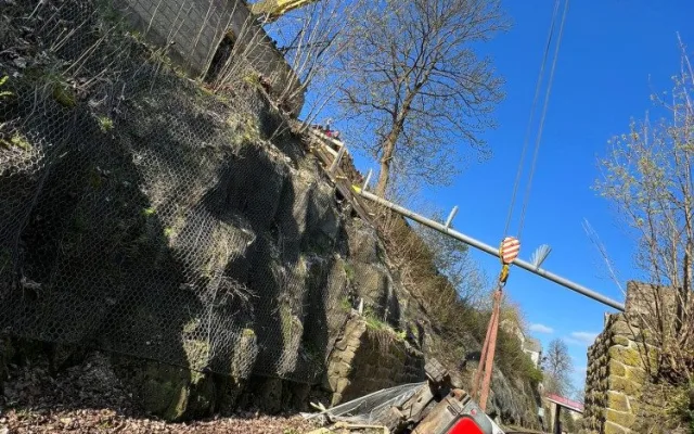 Bagr se zřítil z lávky do kolejiště, vyprostili ho drážní hasiči