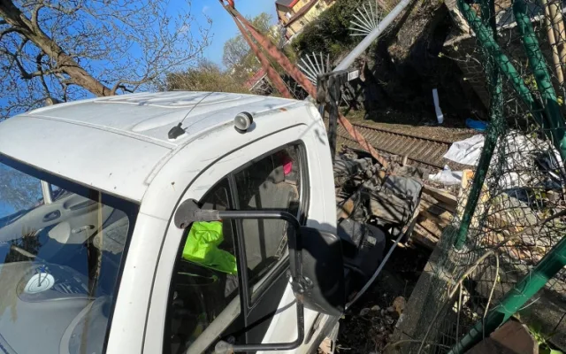 Bagr se zřítil z lávky do kolejiště, vyprostili ho drážní hasiči