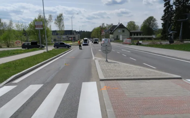 Nehoda na Jablonecku. Žena nabourala do auta a skončila v nemocnici