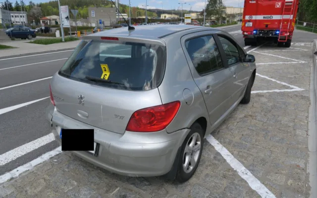 Nehoda na Jablonecku. Žena nabourala do auta a skončila v nemocnici
