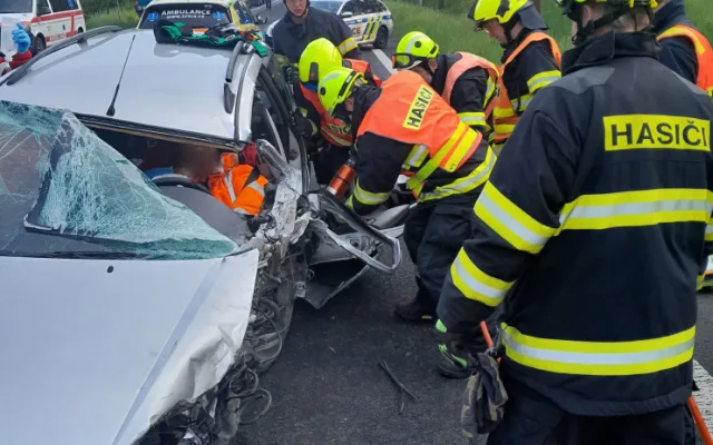Kolegové jeli po noční z práce, cesta skončila vážnou nehodou