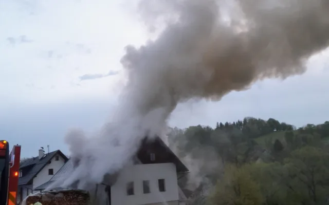 Požár rodinného domu nad ránem zaměstnal hasiče