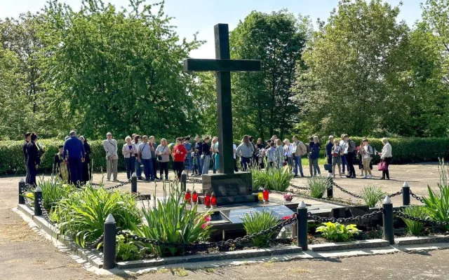 Přišli a postříleli je. Volyňští Češi si na Ukrajině připomínají své předky