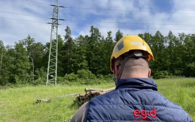 Energetici kontrolují elektrické vedení drony. Ušetří si tím práci a rychleji zjistí poruchy